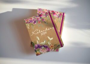 kalendarz z gumką antra projekt graficzny okładki kalendarza kwiaty 2024 wizualizacja projektowanie materiałów reklamowych e-commerce design